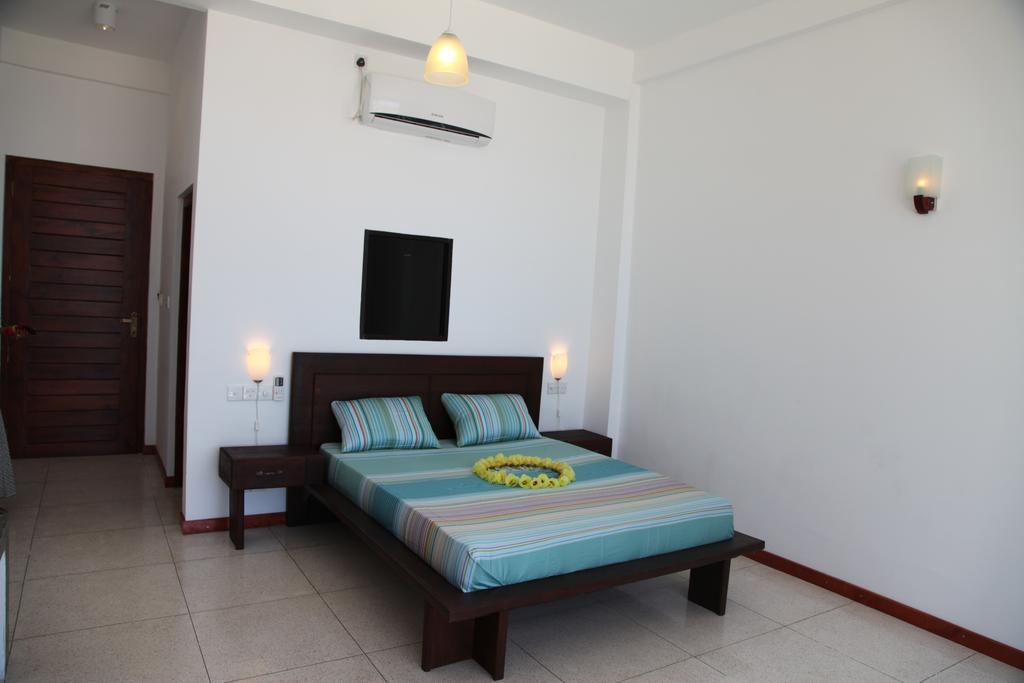 Aqua Marine Beach Resort Pasikuda Rum bild