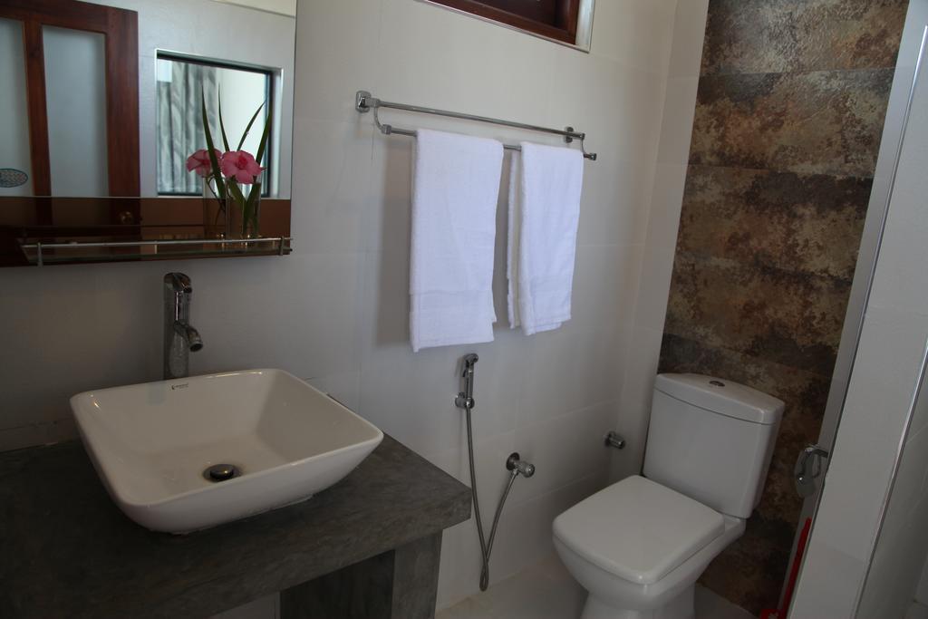 Aqua Marine Beach Resort Pasikuda Rum bild
