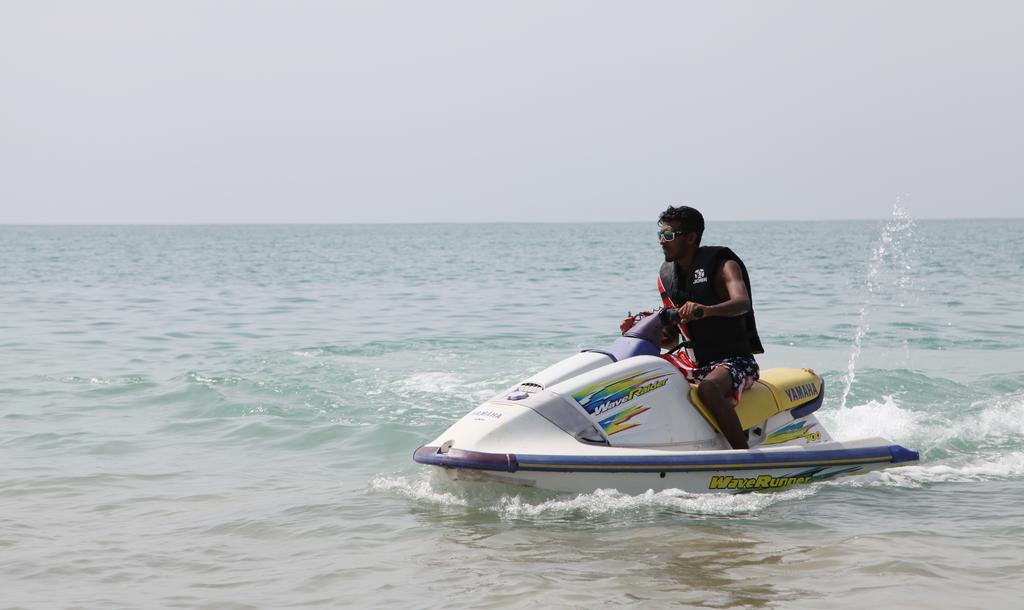 Aqua Marine Beach Resort Pasikuda Rum bild